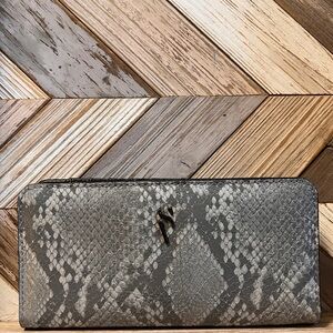 Simply Vera Vera Wang Gray Snake-Print Zip Wallet EUC